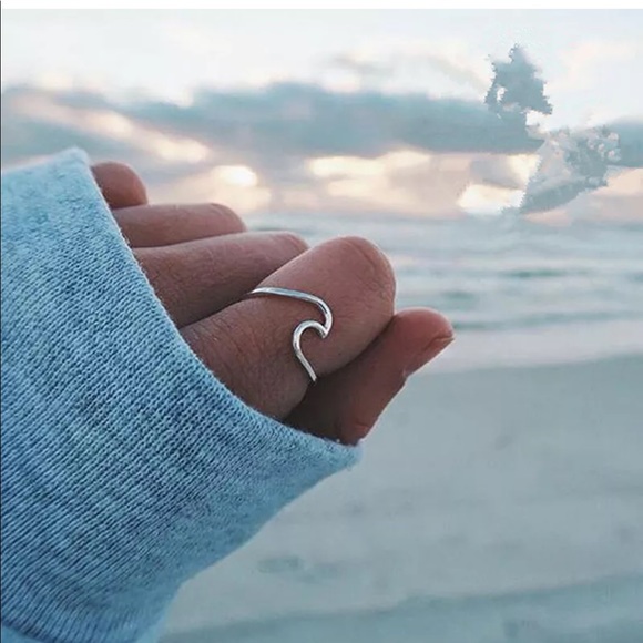 Jewelry - NWT wave silver alloy ring